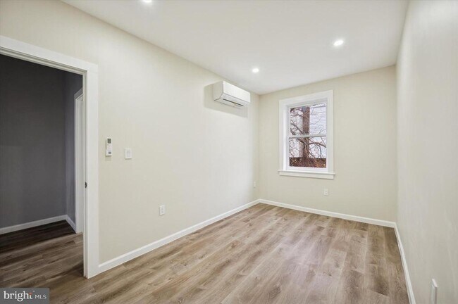 Building Photo - 547 S Yewdall St