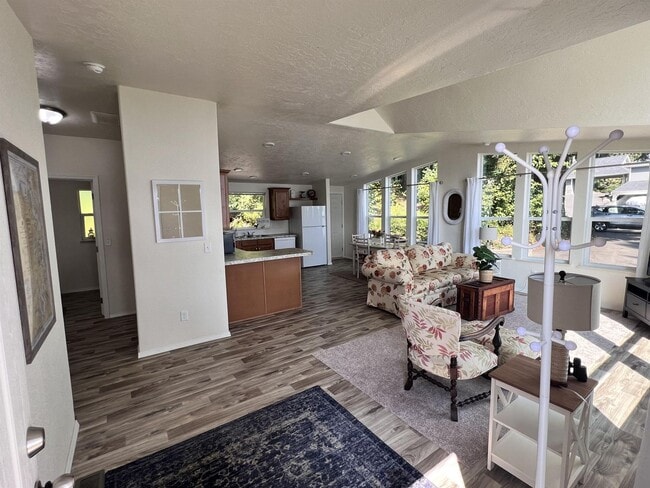 Building Photo - FULLY FURNISHED 2bed 1.5 bath HOME Waterfront