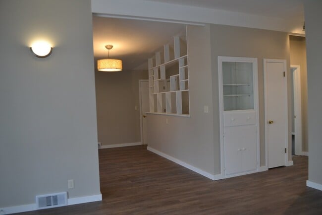 Building Photo - Ranch level home in great neighborhood! 2 ...