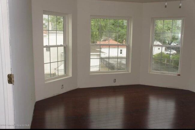 Building Photo - 2027 Green Ridge St
