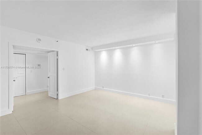 Building Photo - 1541 Brickell Ave