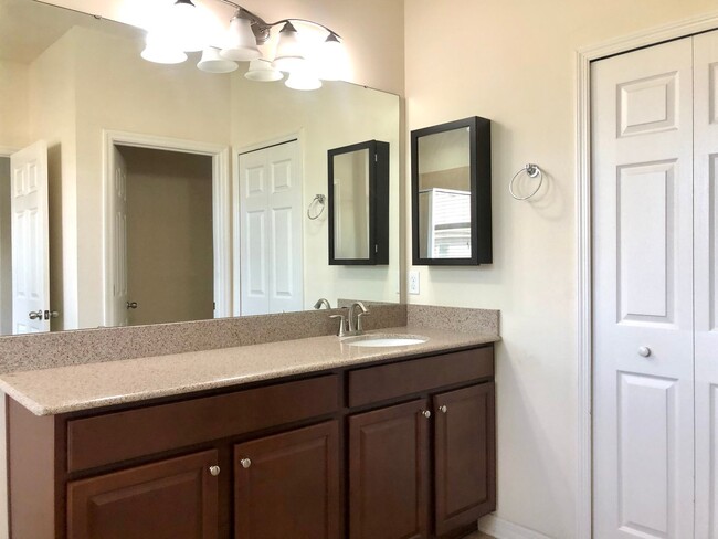Building Photo - Nice 3/2.5 Two Story Condo in East Orlando!