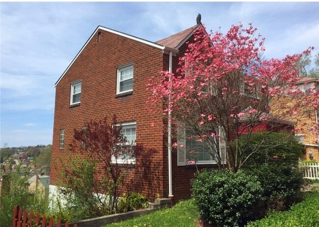 Building Photo - 2108 Lucina Ave