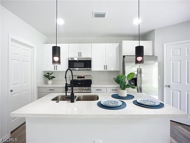 Building Photo - 912 Anthony St E