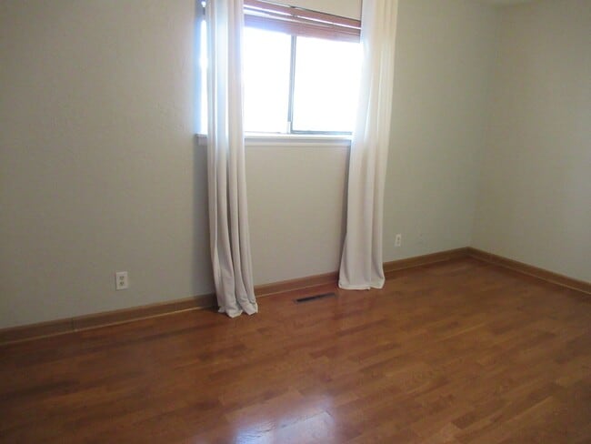 Building Photo - 3 bedroom home with detached 2 car Garage