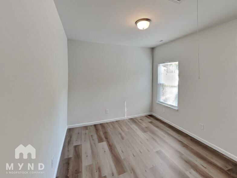 Building Photo - 218 E Boston Ave