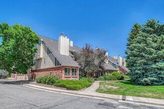 Building Photo - 1Bed/1Bath/1 Den + 1Attached Garage Townho...