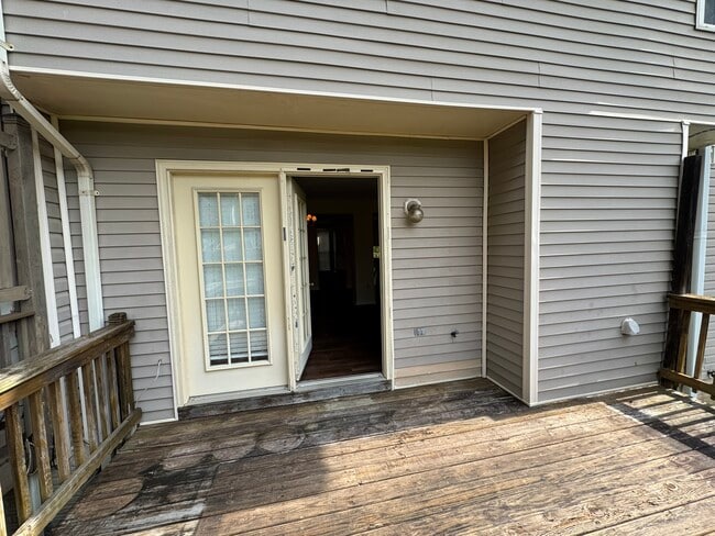 Building Photo - 15538 Port Washington Ct