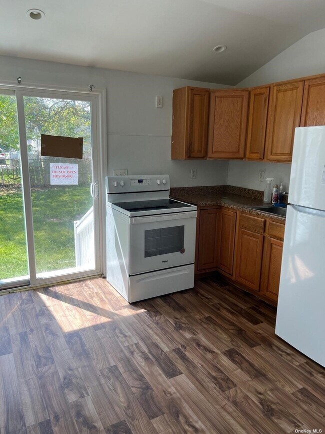 Building Photo - 648 Taylor Ave