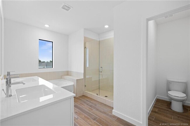 Building Photo - 2048 NE Ocean Dunes Dr