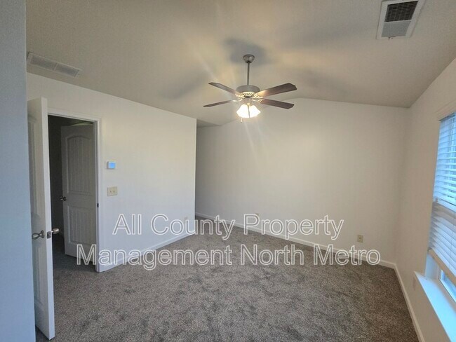 Building Photo - 417 Village View