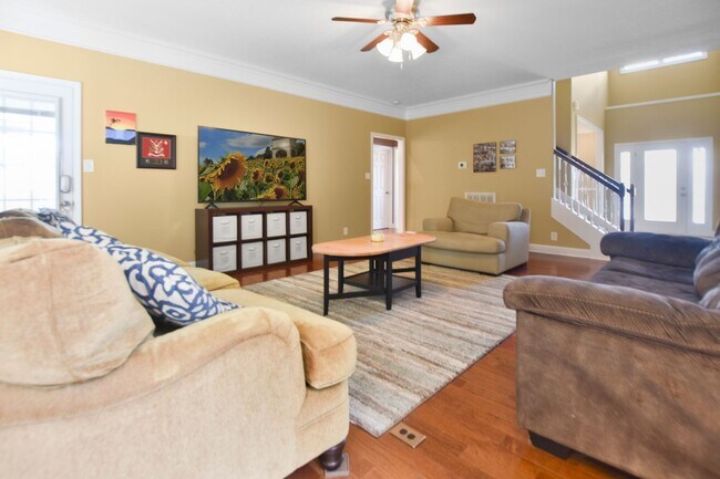 Building Photo - Pet Friendly Four Bedroom with Bonus!