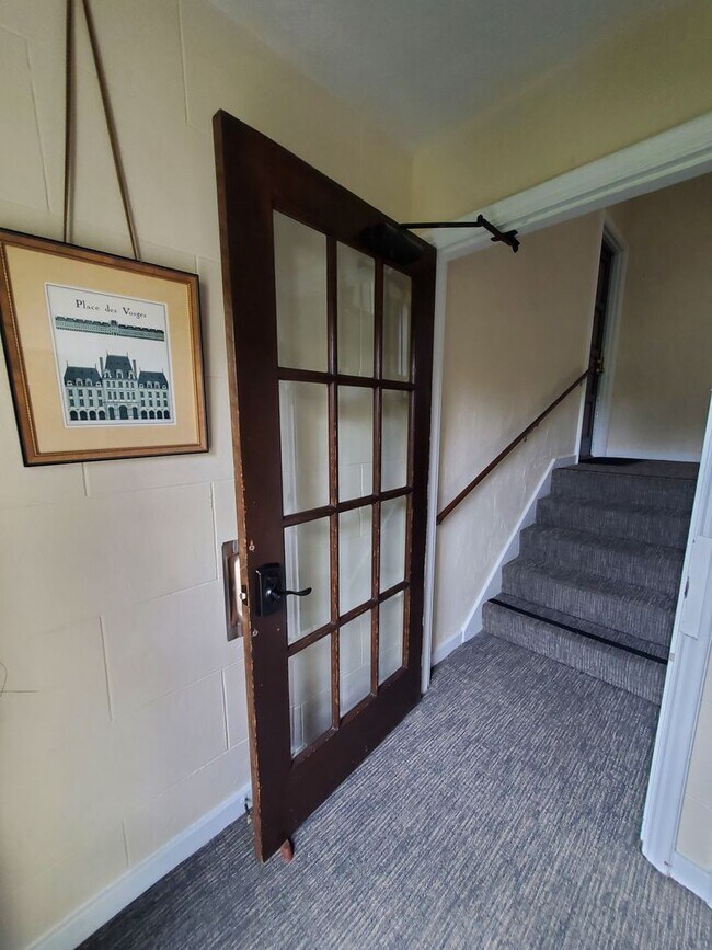Building Photo - Top Floor Rockridge Two Bedroom Condo with...
