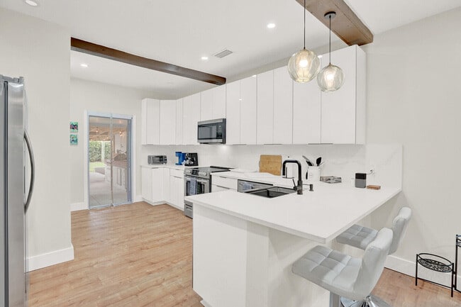 Building Photo - 727 Fernwood Dr