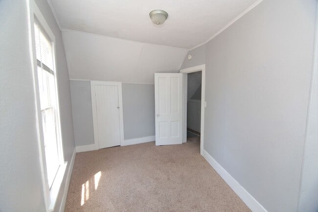 Building Photo - 2 bed 1 bath Moline house!