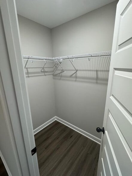 Building Photo - 402 E Bledsoe St