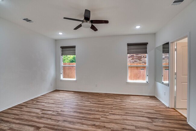 Building Photo - 516 Ayinger Ln