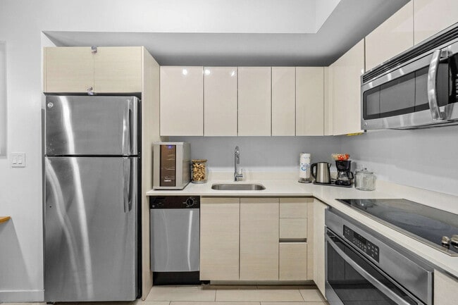 Building Photo - 2602 E Hallandale Beach Blvd