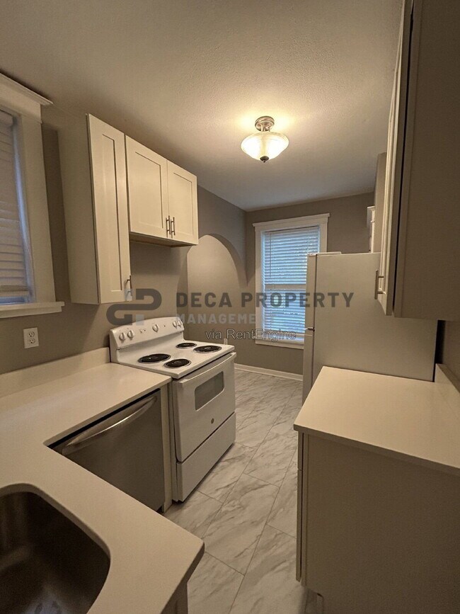 Building Photo - 6822 Waldemar Ave
