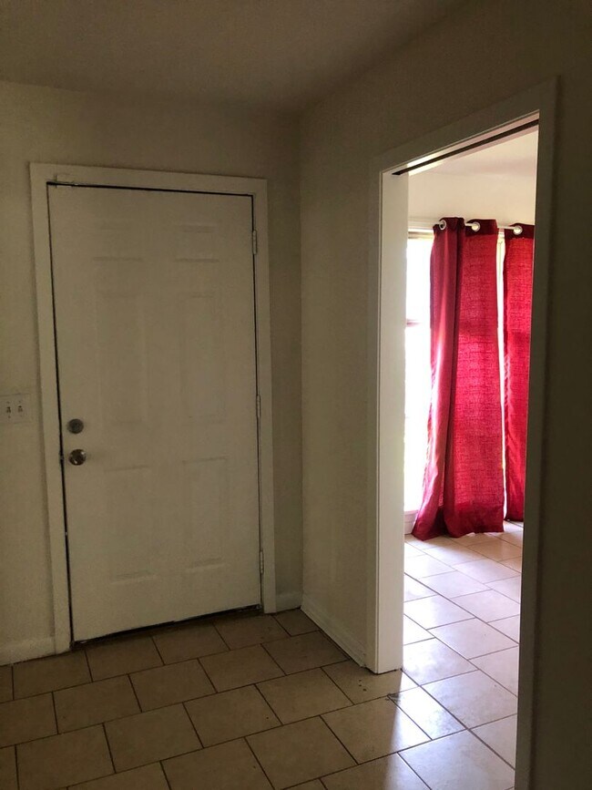 Building Photo - Ranch style home off North Market...