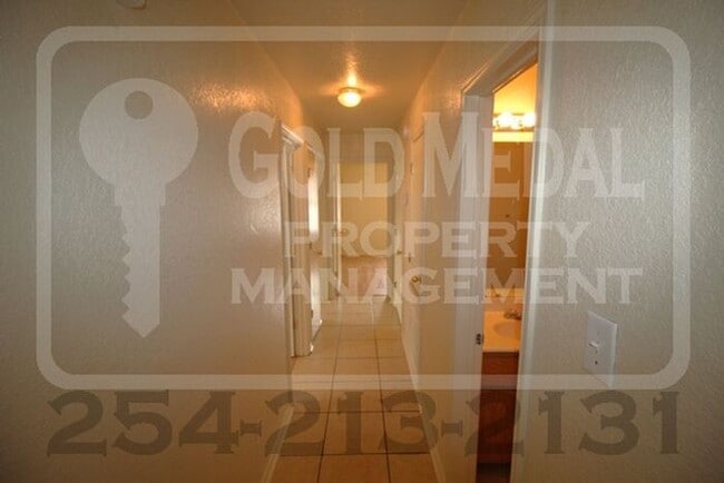 Building Photo - 2802 Alma Dr