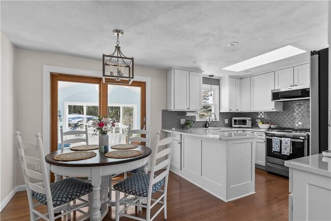 Building Photo - 60 Knollwood Cir