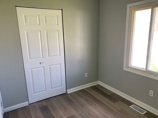 Building Photo - New Renovated 3 bed 1 bath Unit!