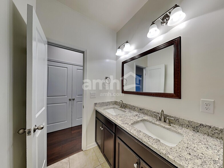 Building Photo - 553 Friar Park Ln
