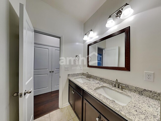 Building Photo - 553 Friar Park Ln