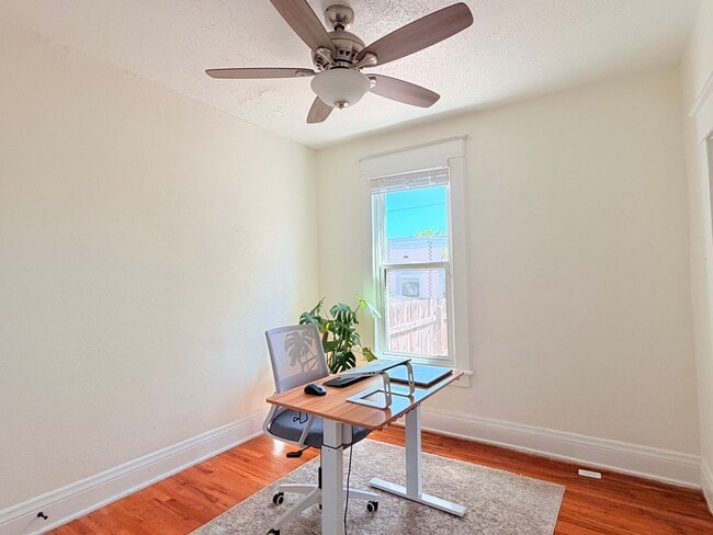 Building Photo - Charming 2 Bed 1 Bath Duplex in West Highlands
