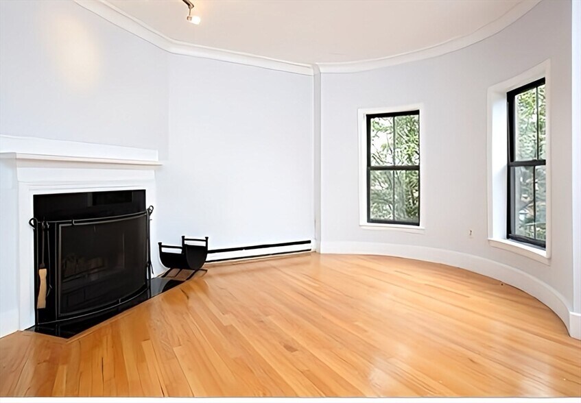 Primary Photo - 27 Dartmouth St