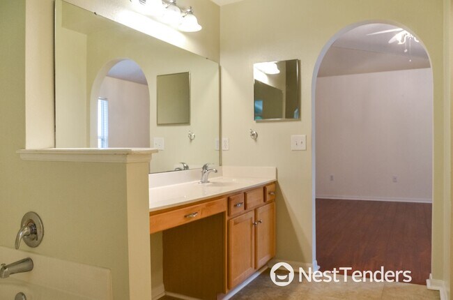 Building Photo - Four Bedrooms in Hickory Hill!