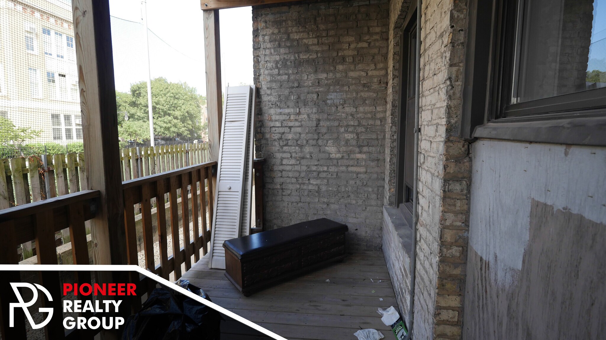 Building Photo - 824 W Waveland Ave