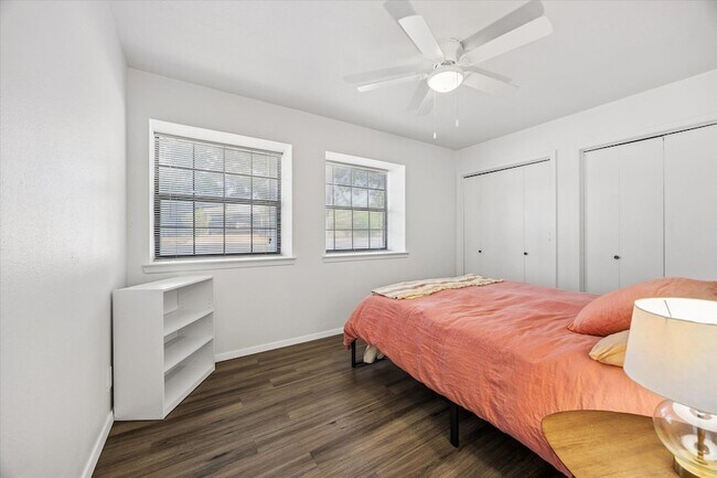 Building Photo - 908 Riddlewood Dr