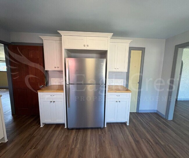 Building Photo - Two Bedroom House with Bonus Room Located ...