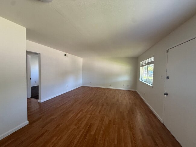 Building Photo - 2 bed | 1 bath | 795 SF | Shared garage | Downstairs unit |  WS&G Paid by Owner