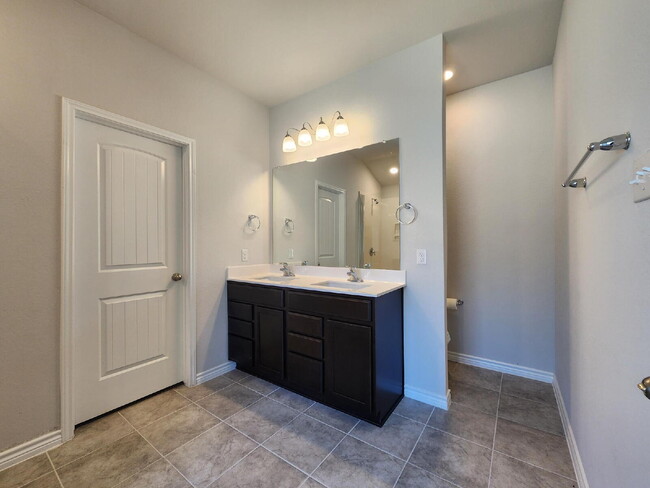 Building Photo - "Bright and Beautiful 3-Bedroom 2-Bath Hom...