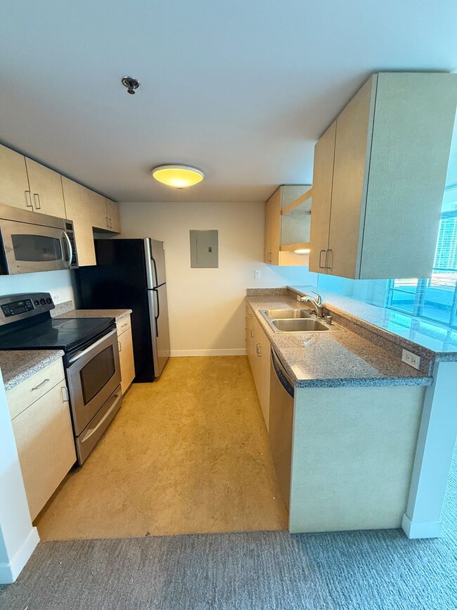 Building Photo - 2 Bed/1 Bath Condo for Rent at Acqua Vista!