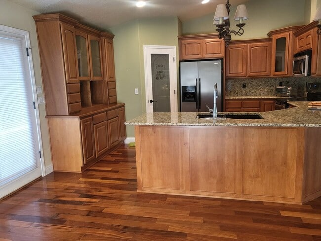 Building Photo - 3 bed 2 bathHome for Rent in Grants Pass