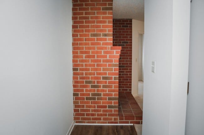 Building Photo - One Bedroom with a Den at Turtle Creek!