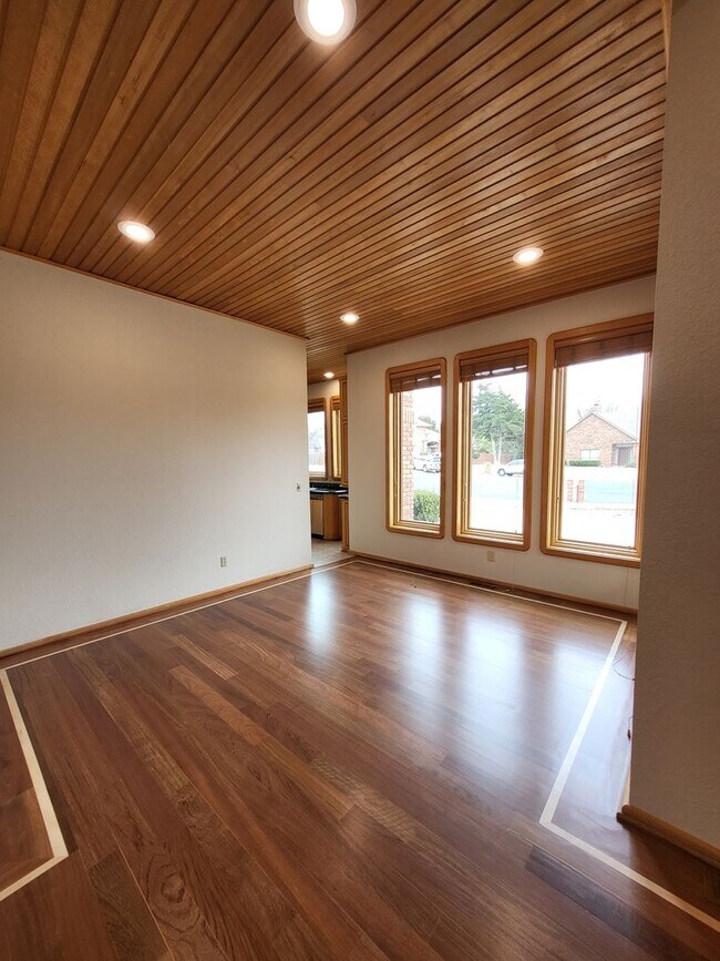 Building Photo - 604 Shadow Grove Ct