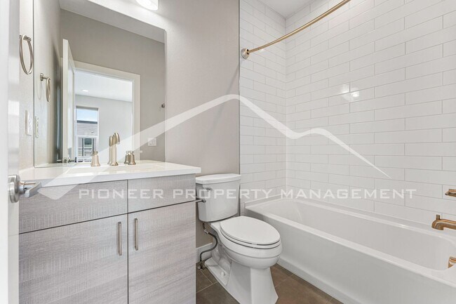 Building Photo - Fantastic Townhome with Central AC and 2 Car Garage!