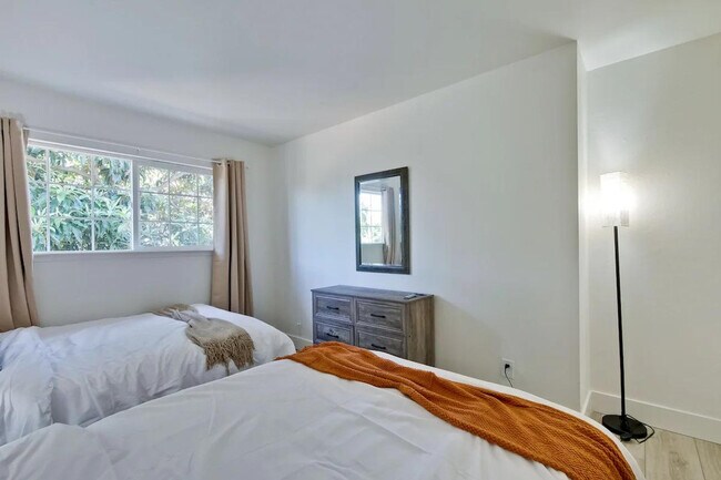 Building Photo - 4000 Rhoda Dr