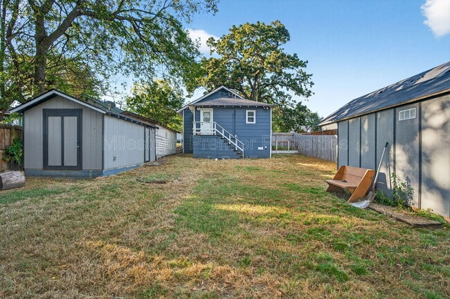 Building Photo - 1129 W Owings St