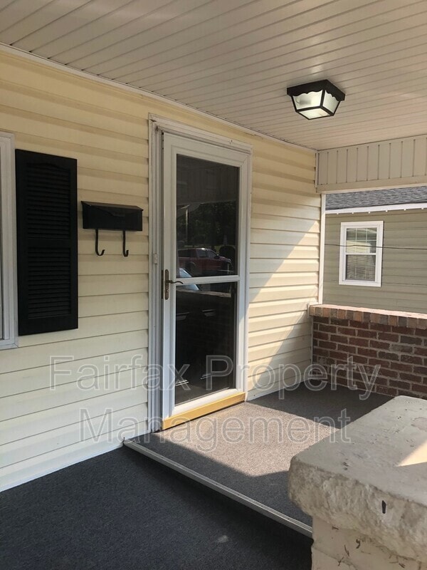 Building Photo - 301 E Lawson St