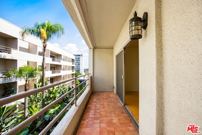 Building Photo - 1131 Alta Loma Rd