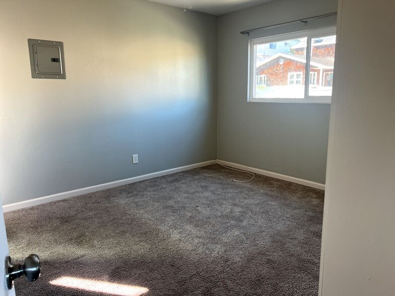 Building Photo - 2000 Carnegie Ln