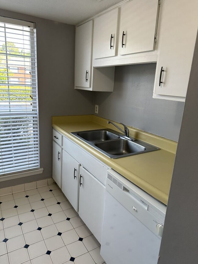 Building Photo - 11 Knollwood Cir