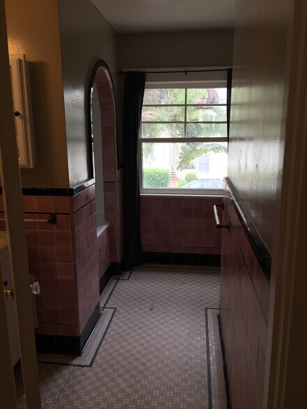 Main bath - 132 Gaviota Ave