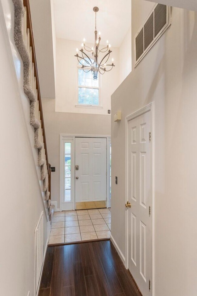 Building Photo - 105 Redbud Dr